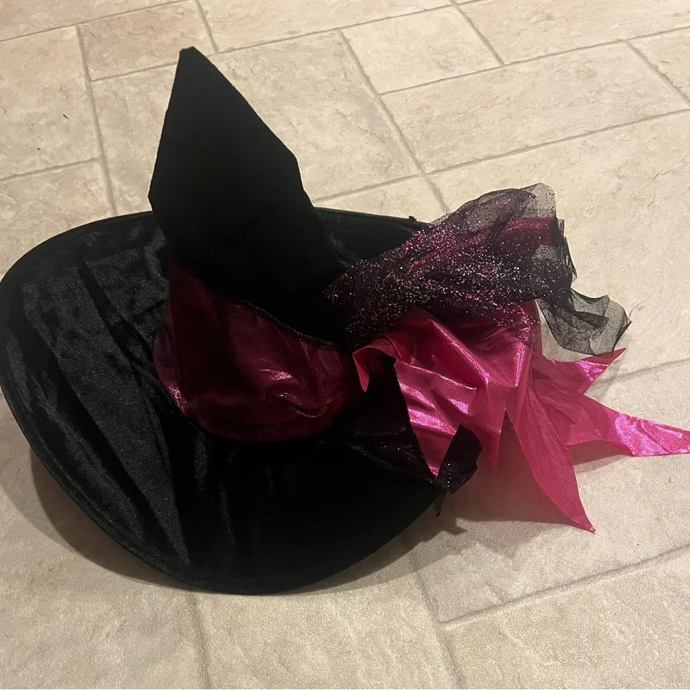 Shimmer Witch girls 3-4t costume. Beautiful shiny bright pink/ black dress&hat.